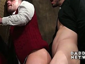 神父的淫穴新世界，展开了 korean gay moan porn