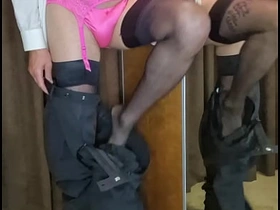 变装者脱掉男装露出情趣内衣 singapore cheerful sex porn