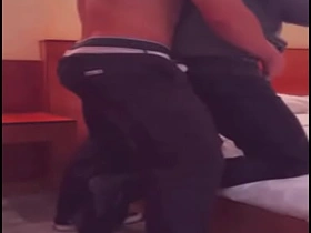 几杯酒下肚说服运动型直男尝鸡巴 chinese coupled with white gay male porn