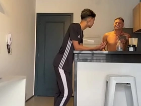 训练时认识的猛男被我骑在身下 cute korean varlet gay porn