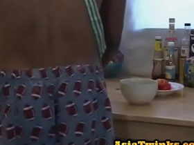 厨房里亚裔小受被攻方后入 chinese and white gay massage porn