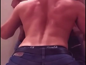 我在健身房厕所夺走了我健身兄弟的处男 pinoy gay porn straight guys