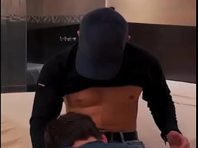 我给送气球的小哥额外小费，结果他把我操得爽翻天 hot handsome gay porn