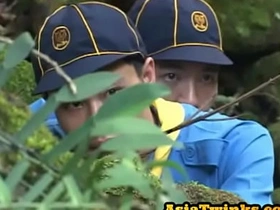 瘦亚裔侦查员口交后享受野战 gay china massage porn