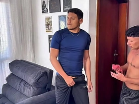 骚年发现邻居看黄片 直接帮他口交 gay porn asian japan