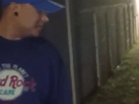 停车撒尿时遇到个小伙子求口交，之后带我去他家趁老婆睡着猛干 delighted porn asian dad