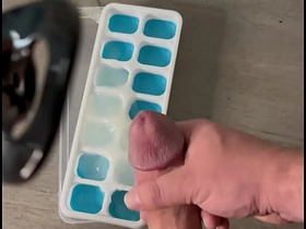 大屌健美男用精液绳结做冰块 asian scat delighted porn
