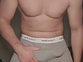灰色Calvin Klein内裤猛男自慰！揉搓鼓包 掏出大屌 撸到最后一秒 gay chinese twink porn twitter