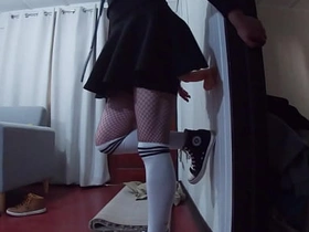 穿迷你裙的Chico从肛门拳交入门，塞进他的新巨型假阳具 japan gay solo porn