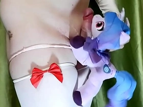 [色猫君] - 小马宝莉毛绒玩具伊兹月虹玩弄我的鸡巴 chinese gay cam porn