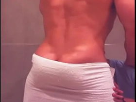 看到哥们从酒吧回来洗澡 忍不住冲进淋浴间跟他搞 asian gay porn blog