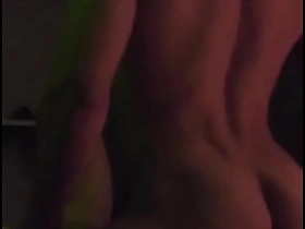 几杯酒下肚后，我那直男上司主动在酒店操了我 japanese gay porn daddy