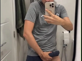 双性恋小伙炫耀大鸡巴并射出一大坨 asian japanese gay porn