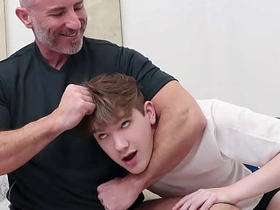 打游戏时继父发现我勃起，给我看真男人的大屌 asian gay porn magazines