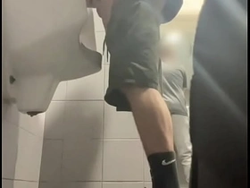两个穿运动鞋的男孩在公厕小便池玩嗨了 gay porn japanese knead