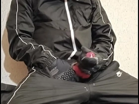 穿运动裤的骚年发情了 asian japan gay porn