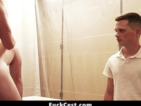 那男人毫不掩饰他青筋暴起的勃起鸡巴 - 乱伦性交 hot boys gay sex videos asian