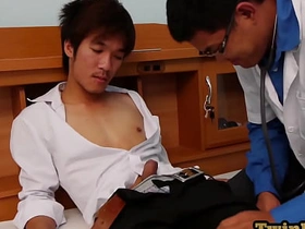 娇小亚洲嫩鸡被医生舔肛后狂捅 asian massage porn gay
