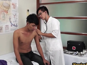 瘦亚洲仔被眼镜医生玩肛爽歪歪 asian fetish gay porn