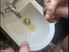 两个素人男室友 一个红发割过包皮穿内裤人字拖 一个全裸未割包皮 对着坐浴盆一起尿尿 gay porn twink korean