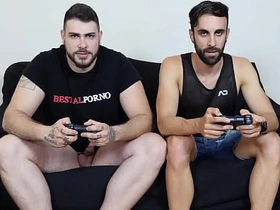 直男哥们在PS上赌输赢 hot gay twink porn