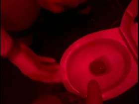业余小帅哥在俱乐部厕所看朋友撒尿，伸手帮忙然后自己硬了... taiwanese gay boy porn