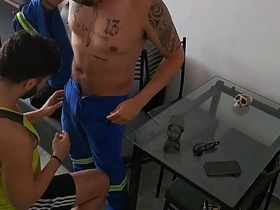 维修工来查网线却把鸡巴插进来 gay asian pop porn
