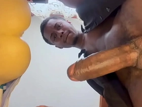 老爹边吐口水边用飞机杯撸他那根大屌，最后射了 china asian hot gay sex videos