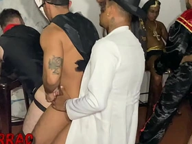 是爽翻天还是骚断腿？万圣节群P完整版尽在XVIDEOS White-hot asian gay uncle sex videos