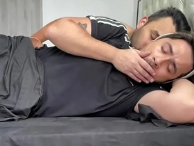 我继父搞糊涂了，以为我是他老婆，整晚待在他房间时插进了我的屁眼 hairy chinese cock gay porn