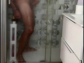 被抓到在淋浴时打飞机 射精猛烈 真实高潮 —— 被偷窥 asian uncle new gay sex videos