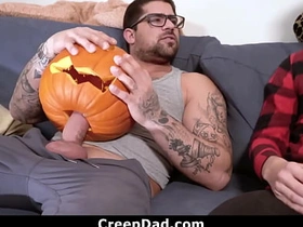 Benjamin Blue被继父Ryan Bones吓到 - 变态老爹 gas main chinese dick in gay porn