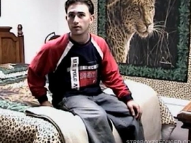 Vinnie给毛茸茸直男Paulie吹箫 asian popper gay porn