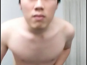 可爱的亚洲小鲜肉打飞机 chinese careless nipple sucking porn