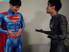 超人×蜘蛛侠——紧身乳胶英雄制服 gay asian porn video