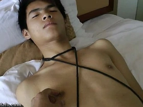 亚裔美少年束缚手活 spanish and chinese gay porn