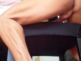 健身熱辣男孩椅子上狂擼硬屌直到濃精噴發 hung asian gay porn
