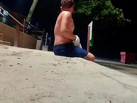 海滩上的人看我短裤湿透都疯了 myanmar gay porn pipe