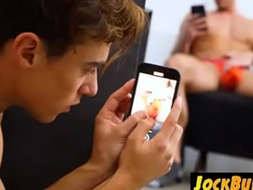 偷拍健身房阿尔法男被逮个正着 hot gay porn comics
