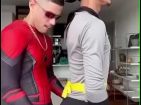 蝙蝠女骑在蜘蛛侠的鸡巴上 chinese men gay porn gif