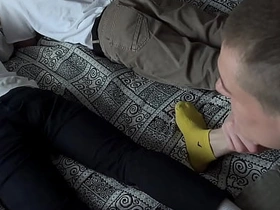 瘦仔带朋友来家玩——趁他们打游戏时，他和继父把他们全干了 chinese gay fisting porn