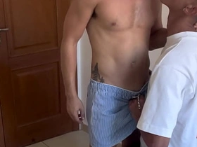 大鸡巴坐上去爽翻了 japanese gay train porn