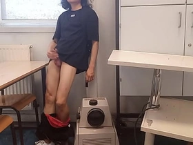 在学校射精 发情学生嫩0撸动光滑鸡巴在教室课桌上冒险喷精 Jon Arteen大学自慰拍摄火热单人基片 gay boys asian sex videos