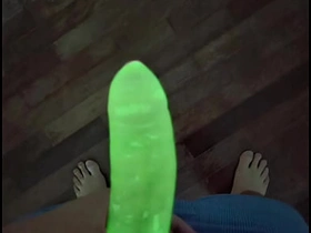 我试了霓虹避孕套 - 看它在黑暗中发光 indonesian gay teen porn