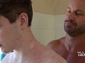 瘦猴打扫房子 继父就给他通水管 hot gay porn rough