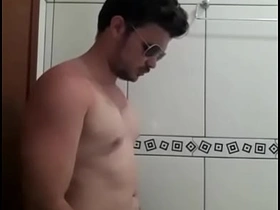 骚货猛男晃着鸡巴在短裤里 gay porn chinese nerd