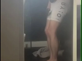年轻骑手冲进厕所还是尿裤子 憋不住喷了一地 japan gay porn straight