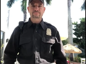 穿着制服警察服装在色情片拍摄现场 korean sex gay porn