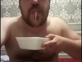 这胖婊子饿得连新鲜精液都当午饭吃！ japanese gay porn gangbang